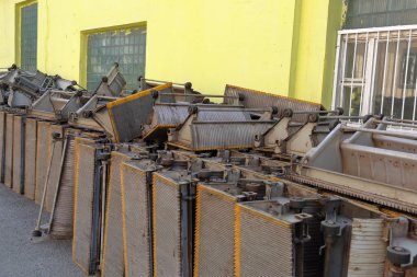 Avluda bir yığın eski yürüyen merdiven adımları