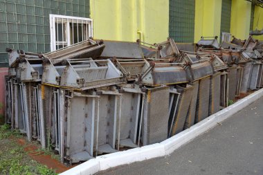 Avluda bir yığın eski yürüyen merdiven adımları