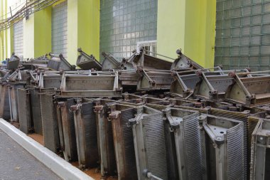 Avluda bir yığın eski yürüyen merdiven adımları