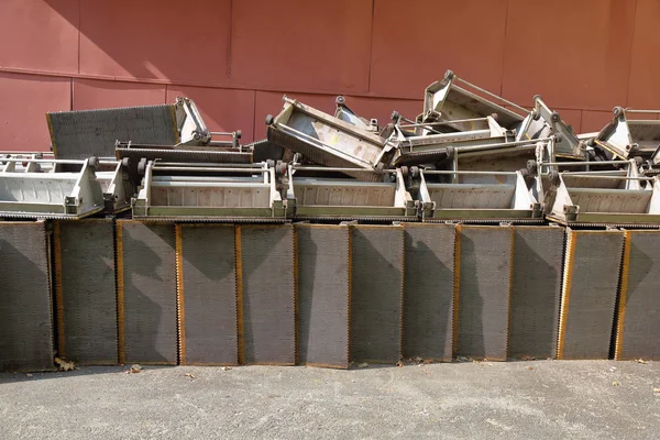 Avluda bir yığın eski yürüyen merdiven adımları