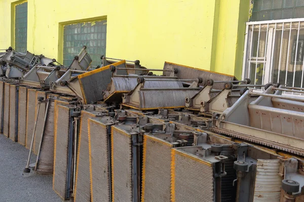 Avluda bir yığın eski yürüyen merdiven adımları