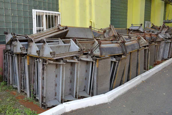 Avluda bir yığın eski yürüyen merdiven adımları