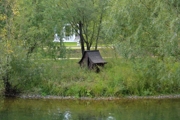 Su kuşu kuşları için küçük ahşap ev