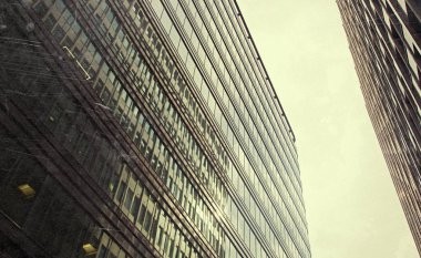 Gökyüzü arka planda modern şehir gökdelenler