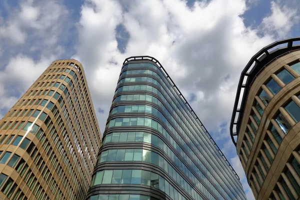 Rascacielos modernos de la ciudad en el fondo del cielo — Foto de Stock