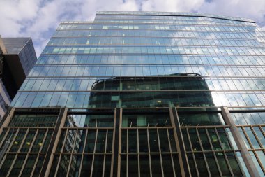 Gökyüzü arka planda modern şehir gökdelenler