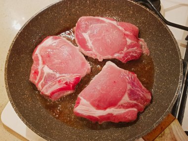 Bir tavada sulu iştah açıcı biftek