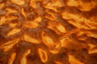 Gevrek kahverengi kabuk ile lezzetli elmalı turta