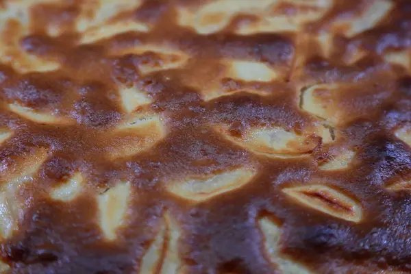 Lahodný jablečný koláč s křupavou hnědou kůrou — Stock fotografie