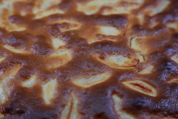 Delicious apple pie with crispy brown crust — Stock Photo, Image