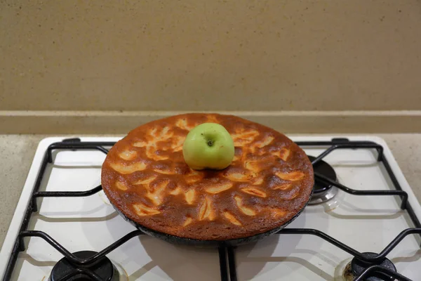 Deliciosa torta de maçã com crosta marrom crocante — Fotografia de Stock