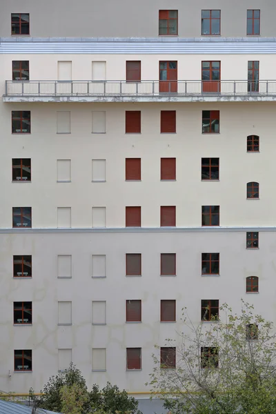 Pencereleri olan bir konut binasının duvarının bir kısmı — Stok fotoğraf