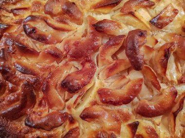 Gevrek kahverengi kabuk ile lezzetli elmalı turta