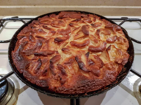 Lahodný jablečný koláč s křupavou hnědou kůrou — Stock fotografie