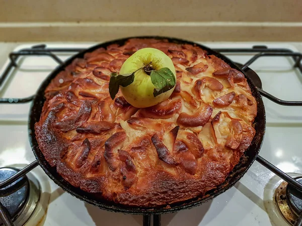 Pyszne jabłko ciasto z chrupiącą brązową skorup — Zdjęcie stockowe