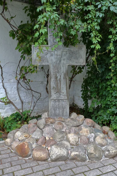 Христианский крест на камнях — стоковое фото