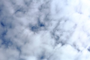 Hava değiştiğinde gökyüzündeki bulutlar