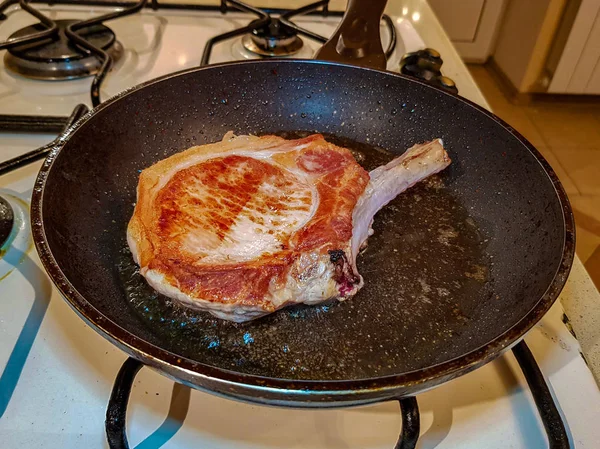 Sappige smakelijke varkensvlees steak in een koekenpan — Stockfoto