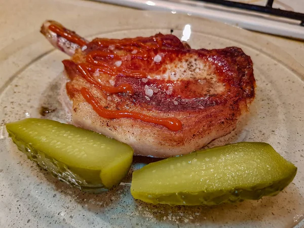 Сочный аппетитный свиной стейк на тарелке — стоковое фото