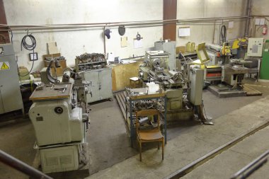 Atölyede eski masif metal işleme makinesi