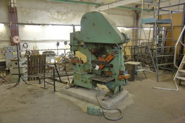 Atölyede eski masif metal işleme makinesi