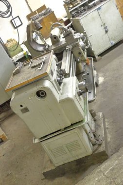 Atölyede eski masif metal işleme makinesi