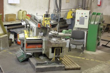 Atölyede eski masif metal işleme makinesi