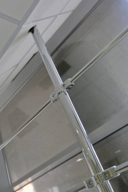 İç mekan tasarımının bir unsuru olarak metalik parlak tüpler