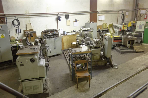 Vieille machine massive de travail des métaux dans l'atelier — Photo