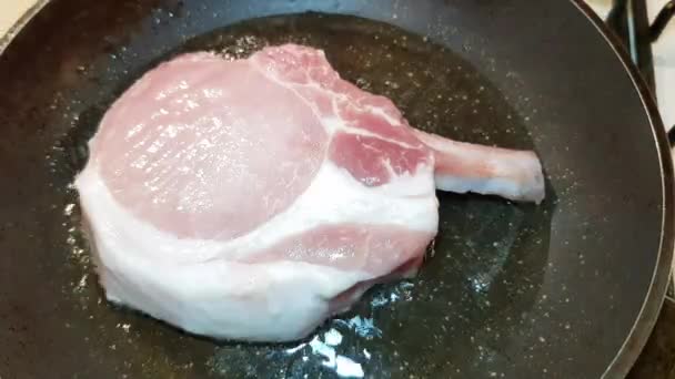 올리브 오일을 곁들인 돼지고기뼈에 육즙이 식욕을 돋우는 스테이크 — 비디오