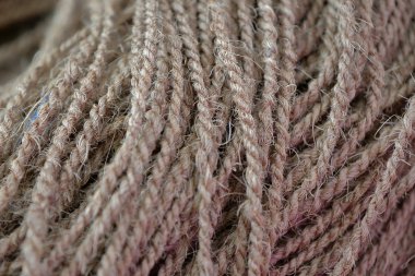 Doğal kenevirden yapılmış kaba halat.