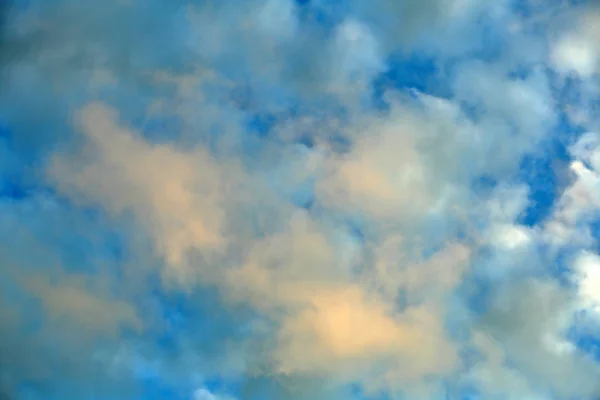 Wolken in de lucht als het weer verandert — Stockfoto