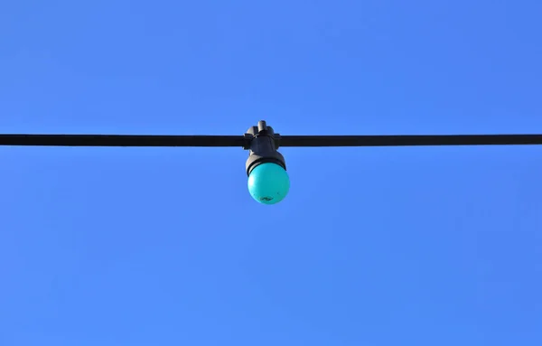 Barevná pouliční lampa bez stínidla na drátě — Stock fotografie