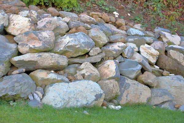 Grijze stenen voor landschapsarchitectuur en bouw — Stockfoto