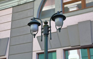 Klasik siyah demir sokak lambası.