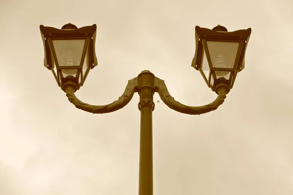 Vintage zwarte ijzeren straatlamp — Stockfoto