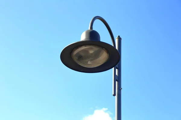 Vintage zwarte ijzeren straatlamp — Stockfoto