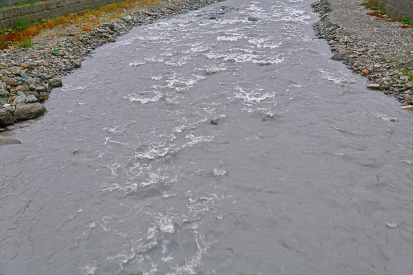 Flusso turbolento di un fiume di montagna durante il giorno — Foto Stock