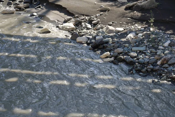 Flusso turbolento di un fiume di montagna durante il giorno — Foto Stock