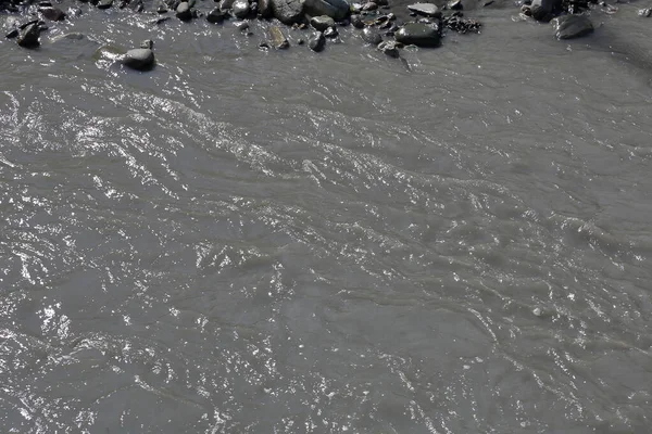 Турбулентный поток горной реки днем — стоковое фото