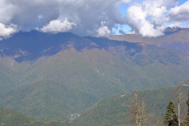 Sonbaharın başlarında resim gibi dağ sıraları