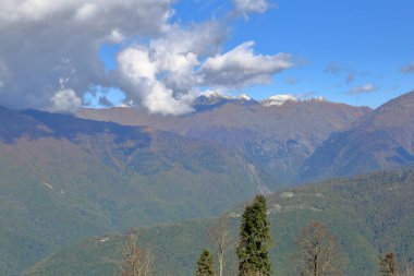 Sonbaharın başlarında resim gibi dağ sıraları