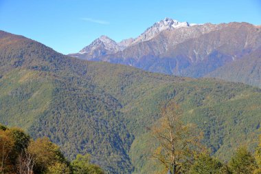 Sonbaharın başlarında resim gibi dağ sıraları