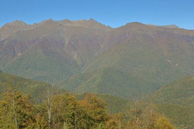 Sonbaharın başlarında resim gibi dağ sıraları