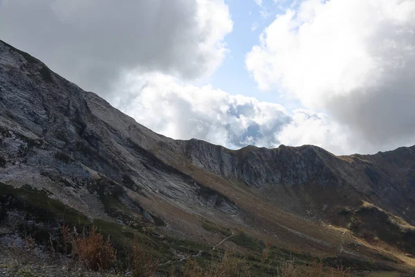 Мальовничий гірський хребет на початку осені — стокове фото