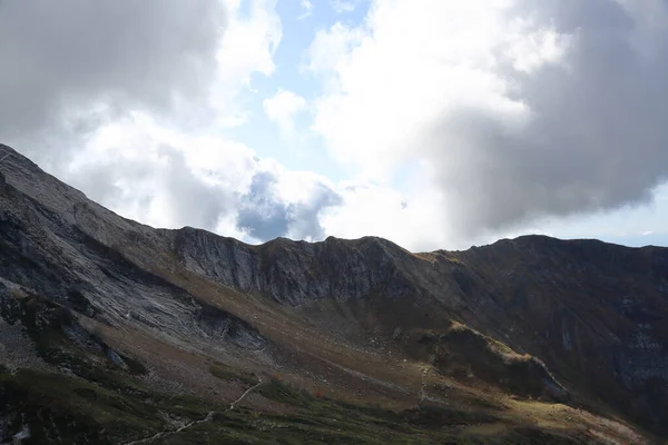 Cordillera pintoresca a principios de otoño — Foto de Stock