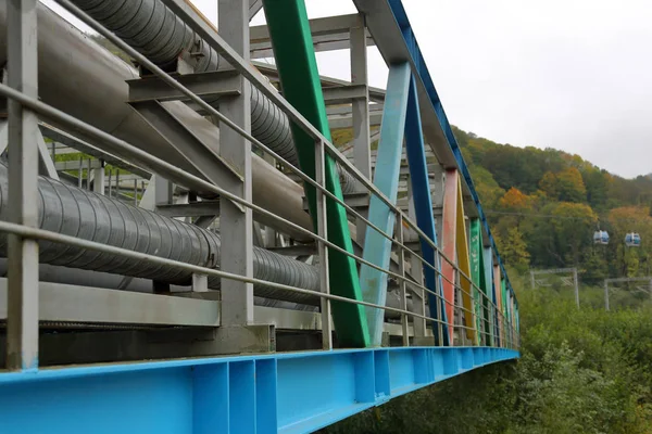다양 한 색깔의 말뚝에서 나오는 야외 산업 파이프라인 — 스톡 사진