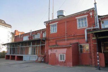 Eski kırmızı tuğla sanayi binası