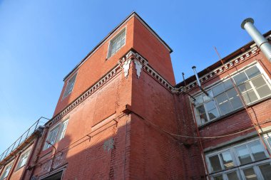 Eski kırmızı tuğla sanayi binası