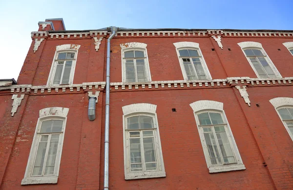 Old red brick industrial building — Stock Photo, Image